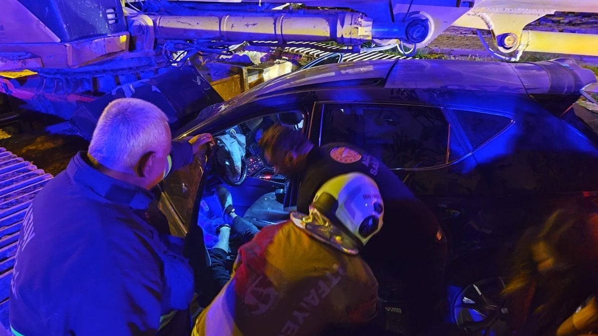 Hatay’da otomobil iş makinesine çarptı: 1 ölü