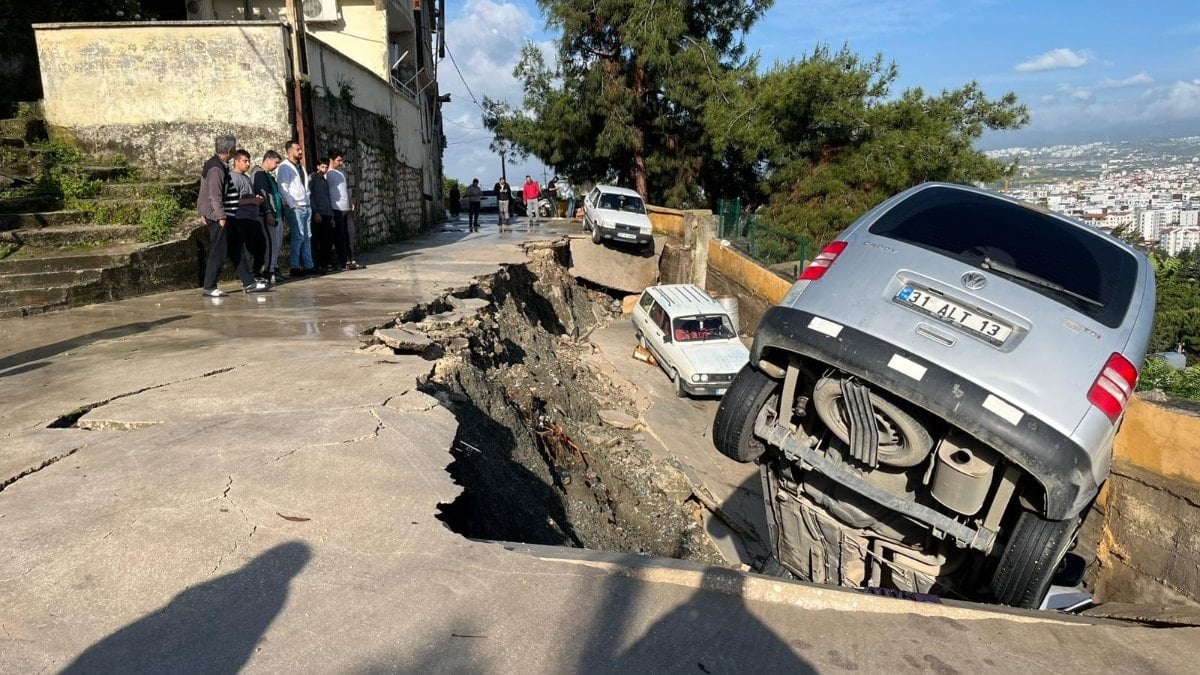 Hatay’da yol çöktü: 5 aracı yuttu