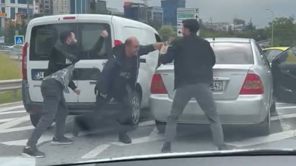 İstanbul Ataşehir’de sürücüler arasında tekmeli yumruklu kavga