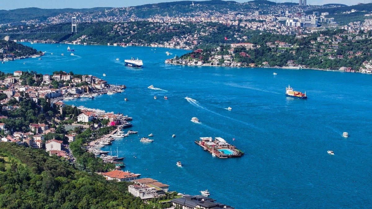 İstanbul Boğazı’nın turkuaz görüntüsü görenleri mest ediyor
