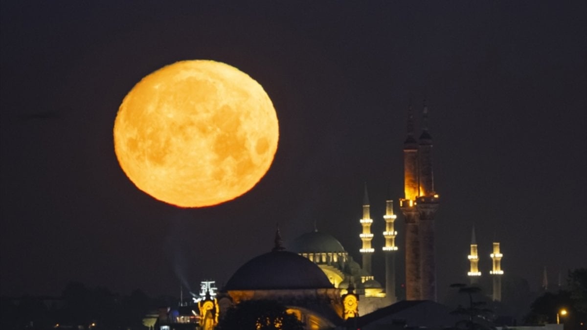 İstanbul semalarında dolunay
