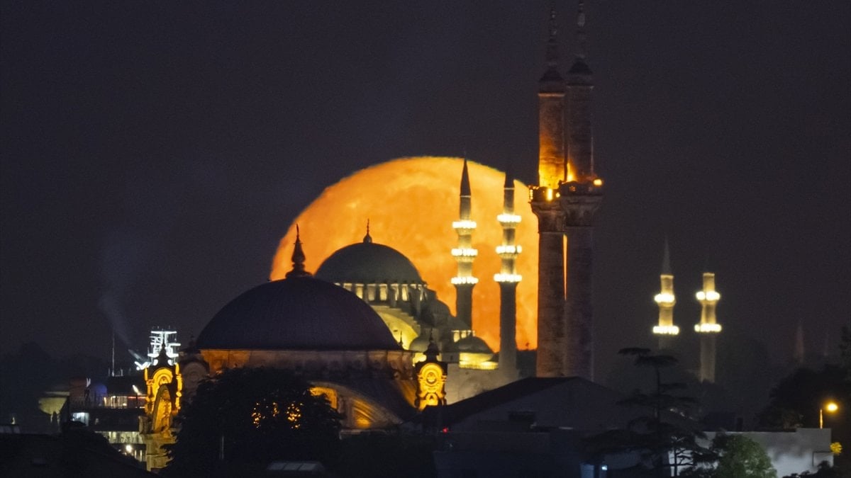 İstanbul’da dolunay: Fetihin yıldönümüne denk geldi