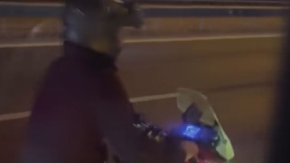İstanbul’da motosiklet sürücüsü, tartıştığı İETT otobüsünün camını kırdı