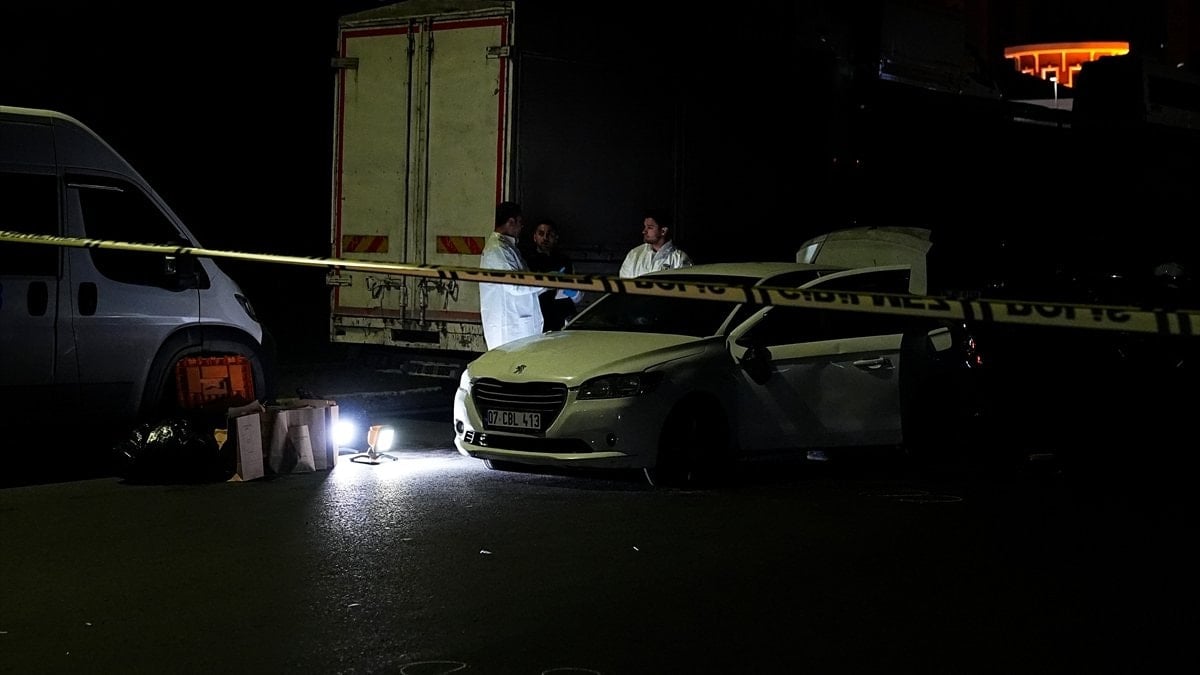 İstanbul’da polisten kaçan şüpheliler kaza yapınca yakalandı