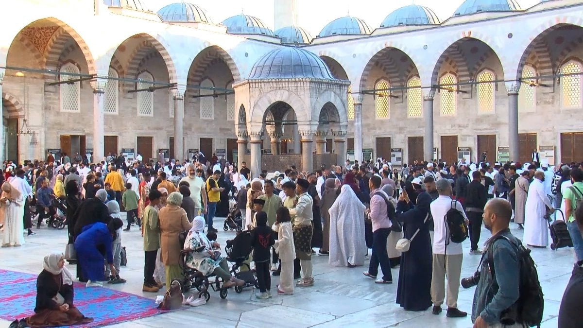 İstanbul’da Sultanahmet Camii’nde bayram yoğunluğu başladı