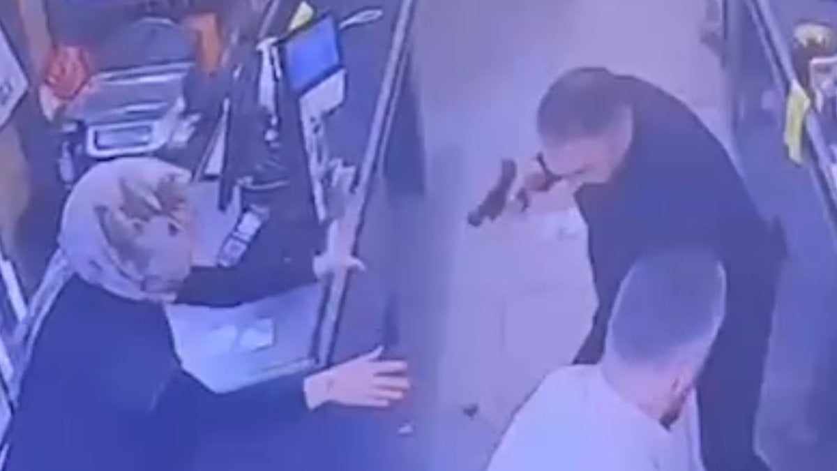 İstanbul’da ürün değiştirmesine izin verilmeyen kadın, kocasını çağırdı: Silahlı kavga çıktı