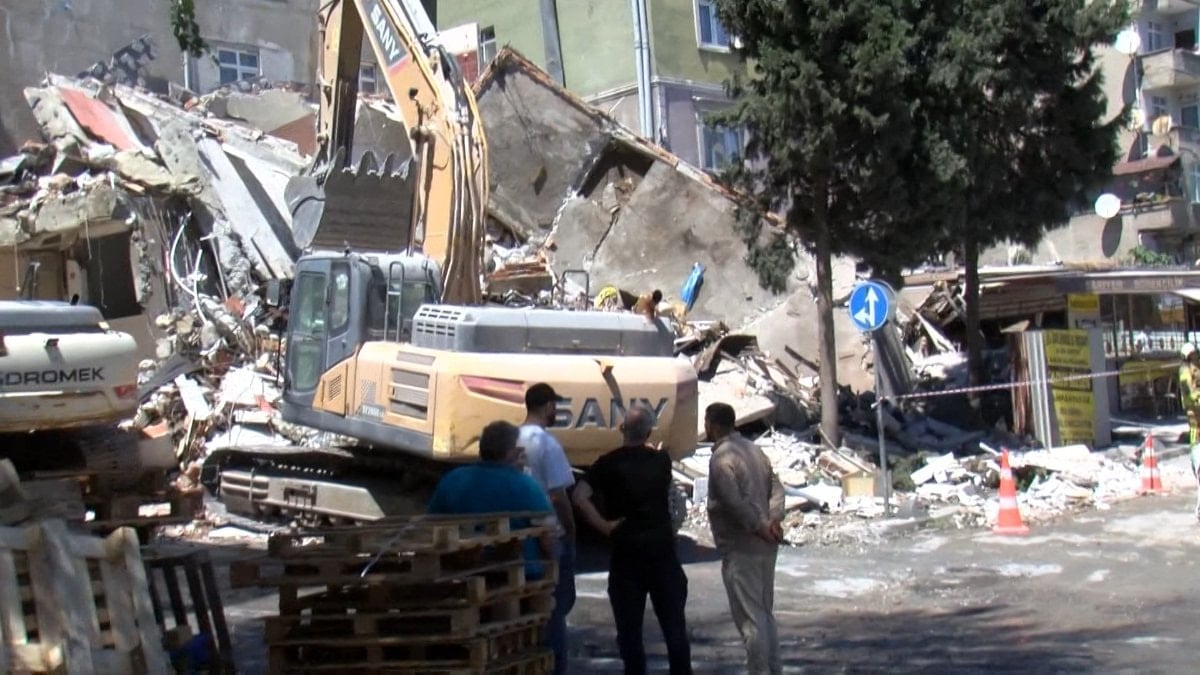 İstanbul’da yıkımı yapılan bina, bitişiğindeki binanın üzerine çöktü: Kıl payı kurtuldular