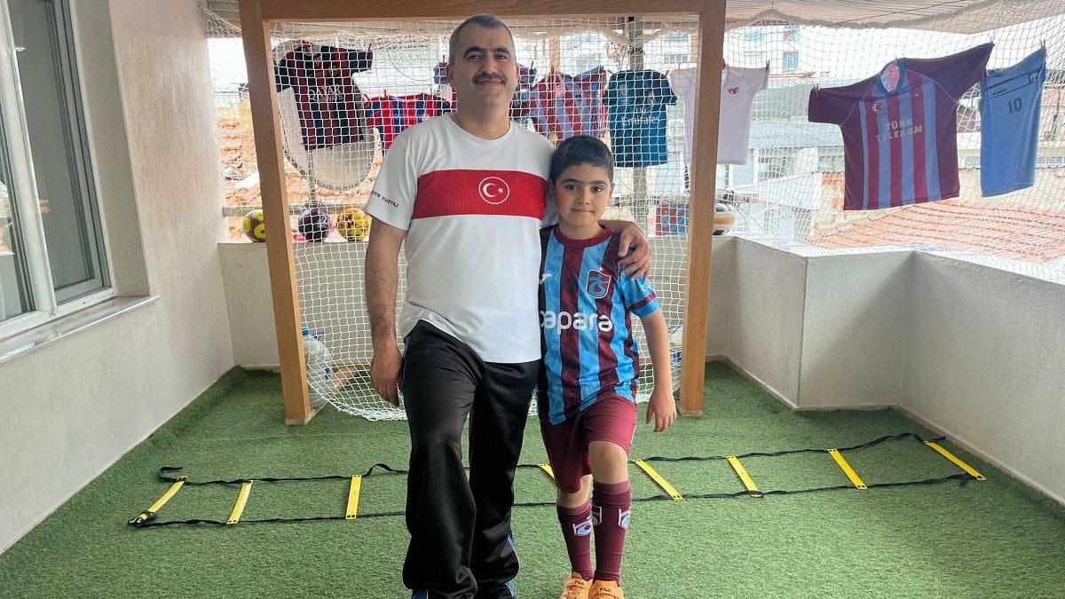 İzmir’de baba, oğlunun hayali için balkonunu mini sahaya dönüştürdü