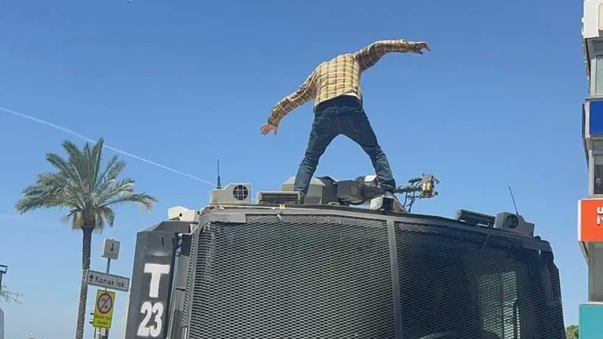 İzmir’de Özgür Özel mitingi öncesi TOMA’ya çıkıp tekmeleyen şahıs tutuklandı