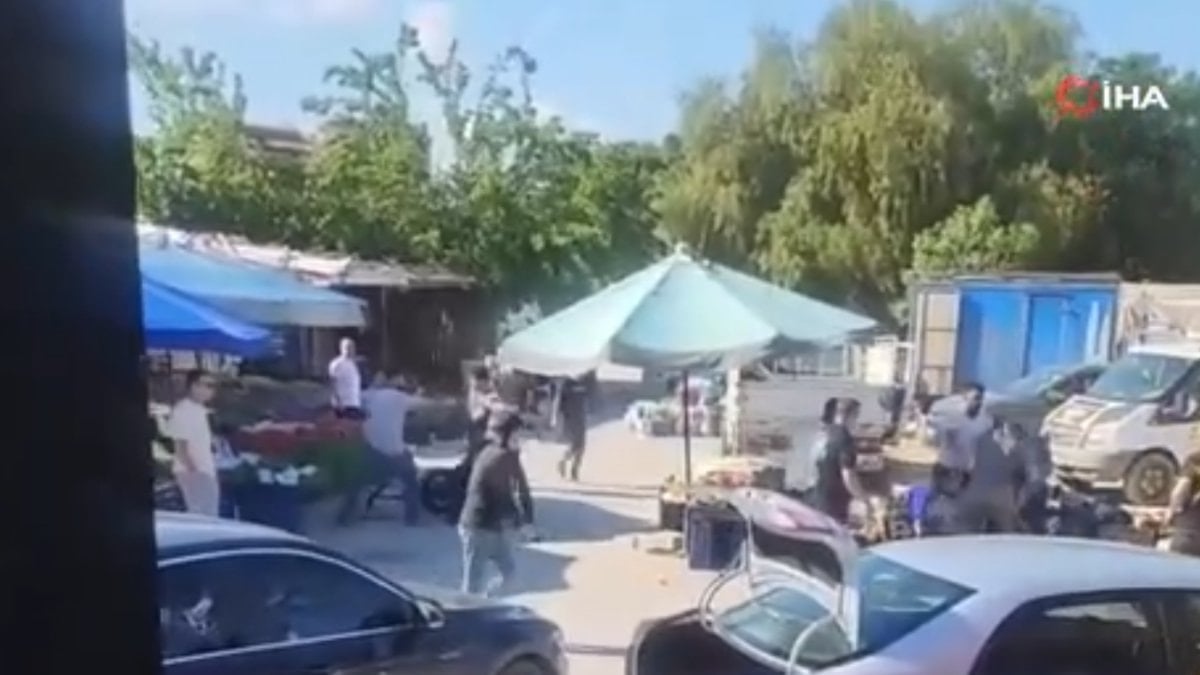 İzmir’de pazarcılar arasında silahlı kavga kamerada