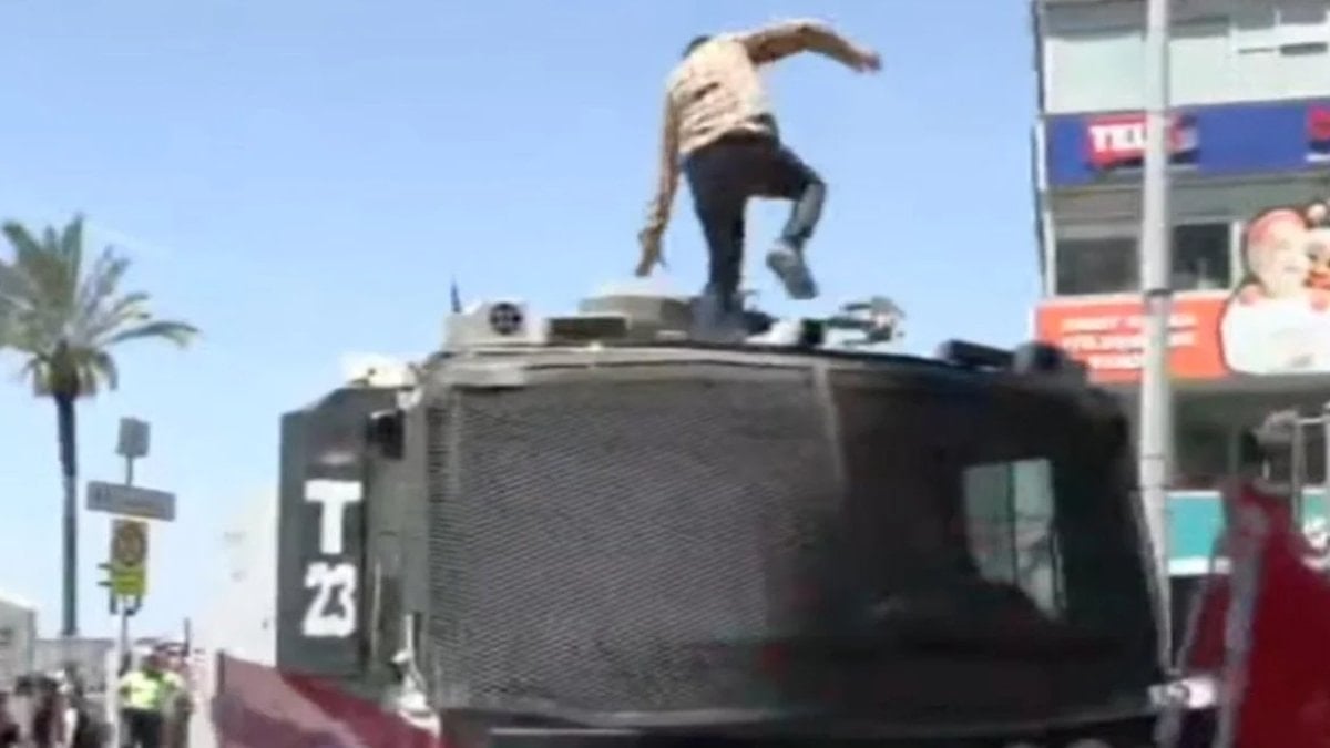 İzmir’de TOMA’nın üzerine çıkıp tekmeleyen eylemci tutuklandı