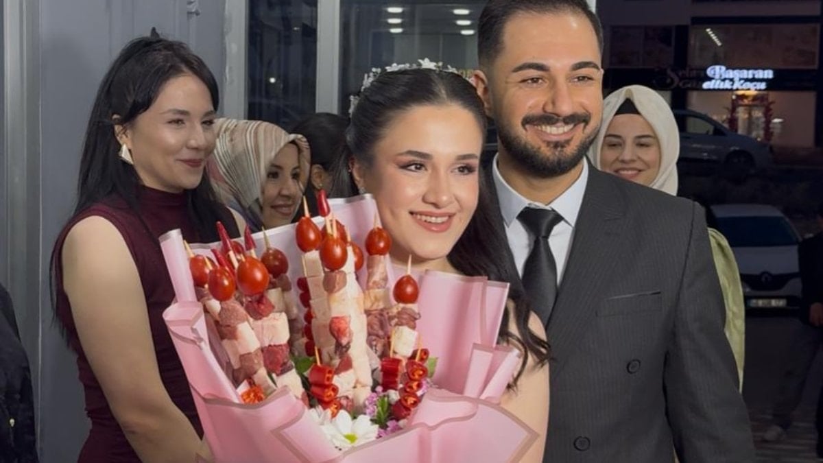 Kahramanmaraş’ta damat, kız istemeye kebap buketiyle gitti