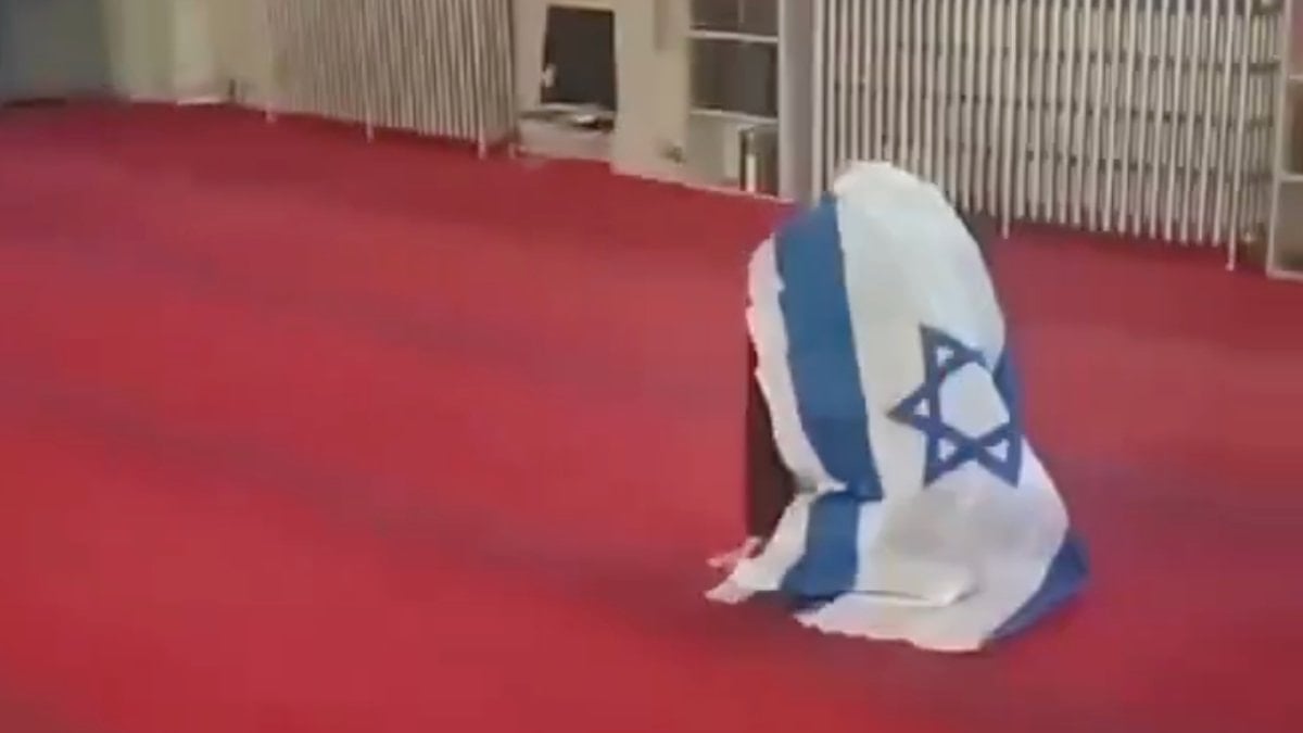 Kanada’da İsrail bayrağıyla camiye giren şahsı, polis dışarı çıkardı