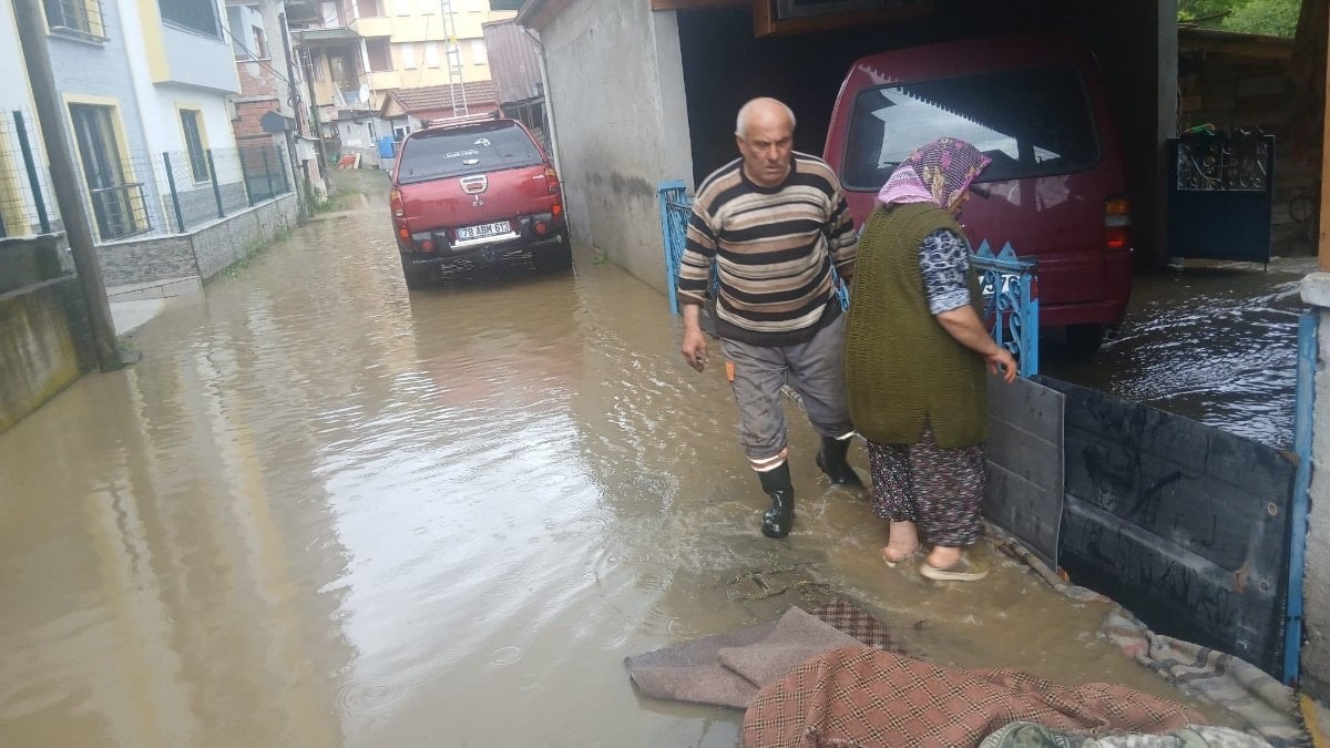 Karabük’te debisi artan dere taştı, köy halkı tedirgin oldu