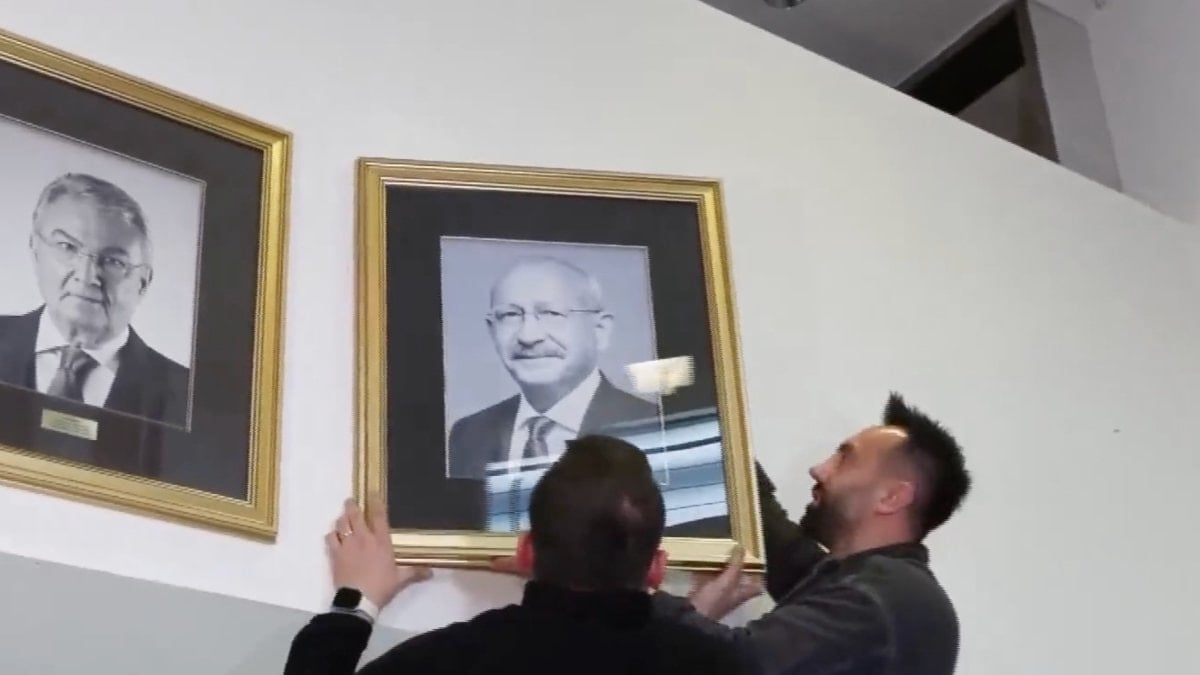 Kemal Kılıçdaroğlu’nun fotoğrafı yeniden CHP Genel Merkezi’ne asıldı