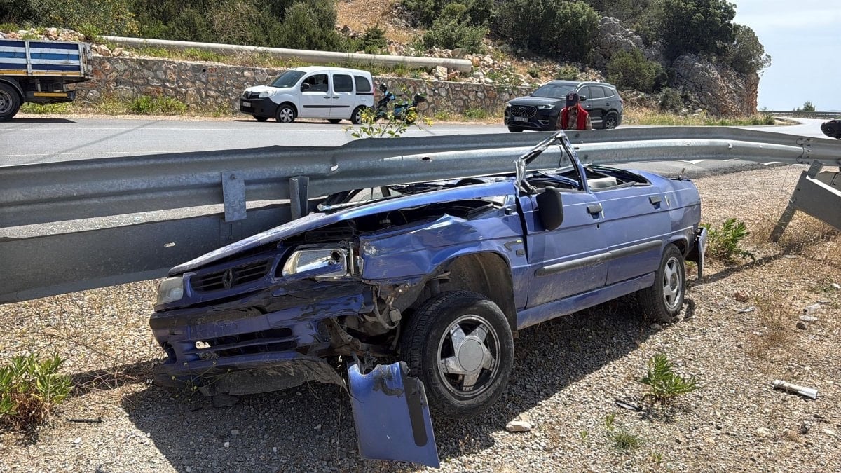 Muğla’da üst tavanı ezilen araçtan kurtuldu