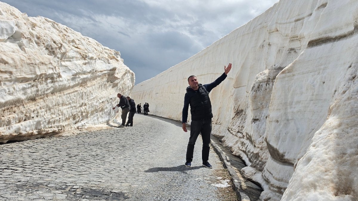 Nemrut Kalderası’nda yaz ortasında kış manzarası: 10 metrelik kar tünelleri ilgi odağı oldu