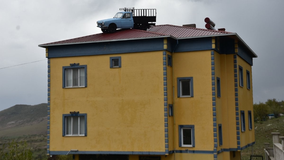 Niğde’de otomobil tutkunu evinin çatısında Anadol sergiliyor