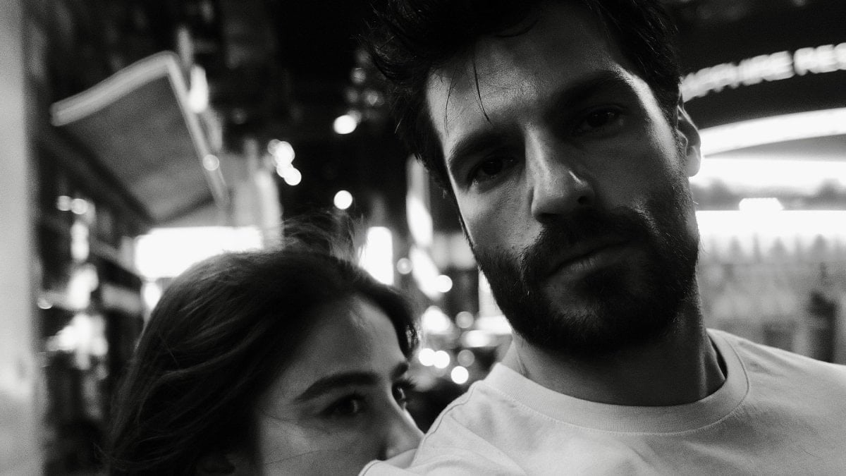 Özge Gürel Cannes’dan döndü! Eşiyle hasret giderdi
