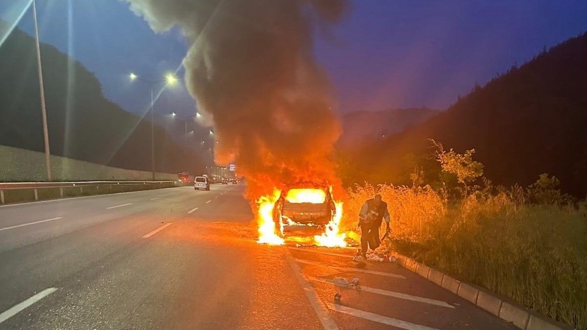 Samsun’da tatil yolunda kaza: Yanan araçta altınlarını aradı