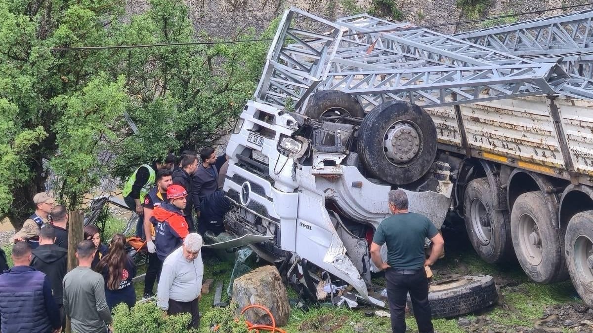 Şırnak’ta şarampole yuvarlanan kamyonun şoförü öldü