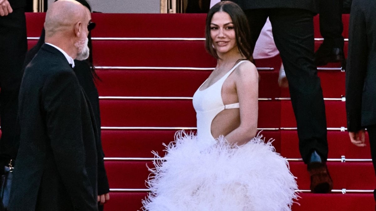 Türk oyuncular Cannes Film Festivali’nde boy gösterdiler: Hande Erçel ve Demet Özdemir’in şıklık yarışı