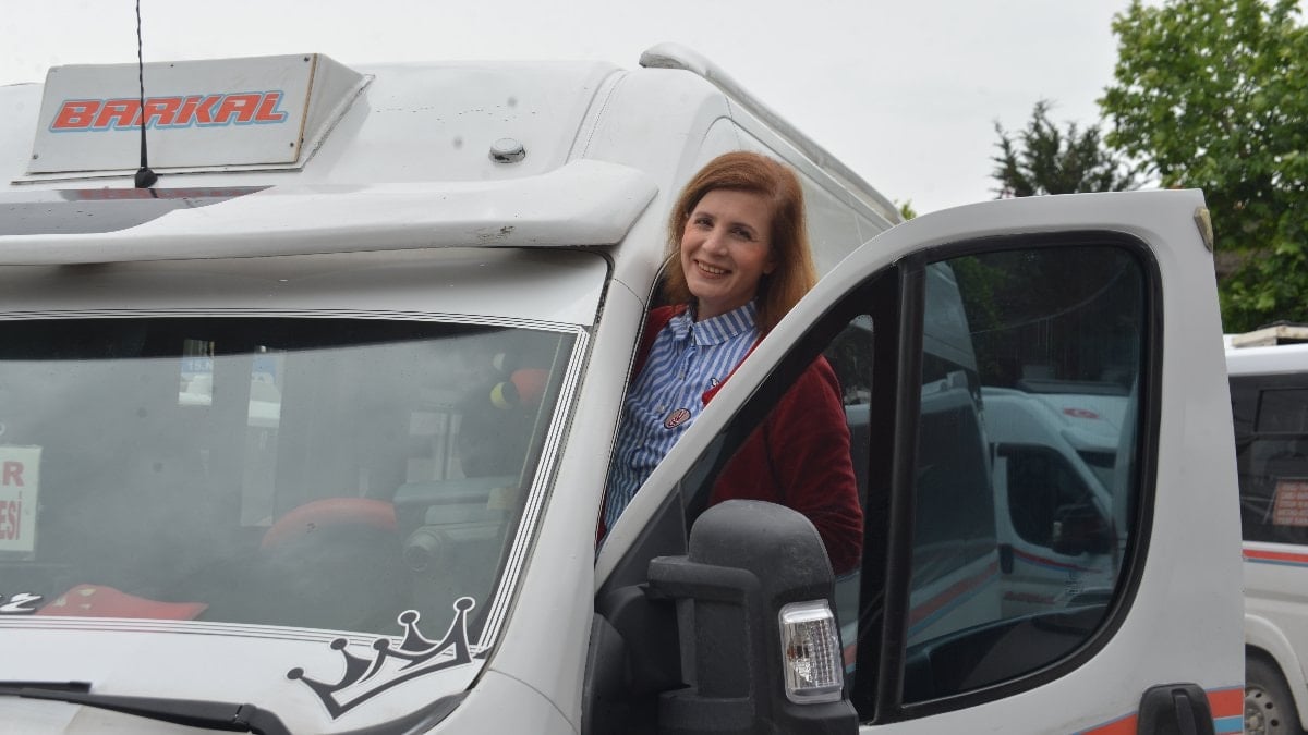 Adana’da 30 yıl tekstilde çalışan kadın, çocukluk hayali olan dolmuş şoförlüğüne başladı
