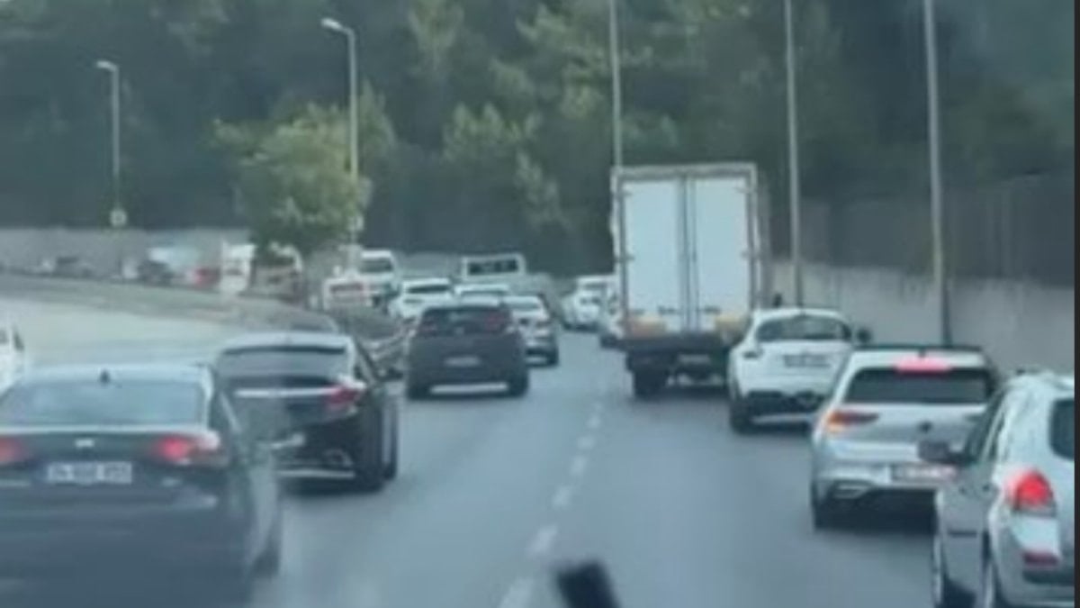 Ambulansa fermuar yöntemiyle yol açıldı