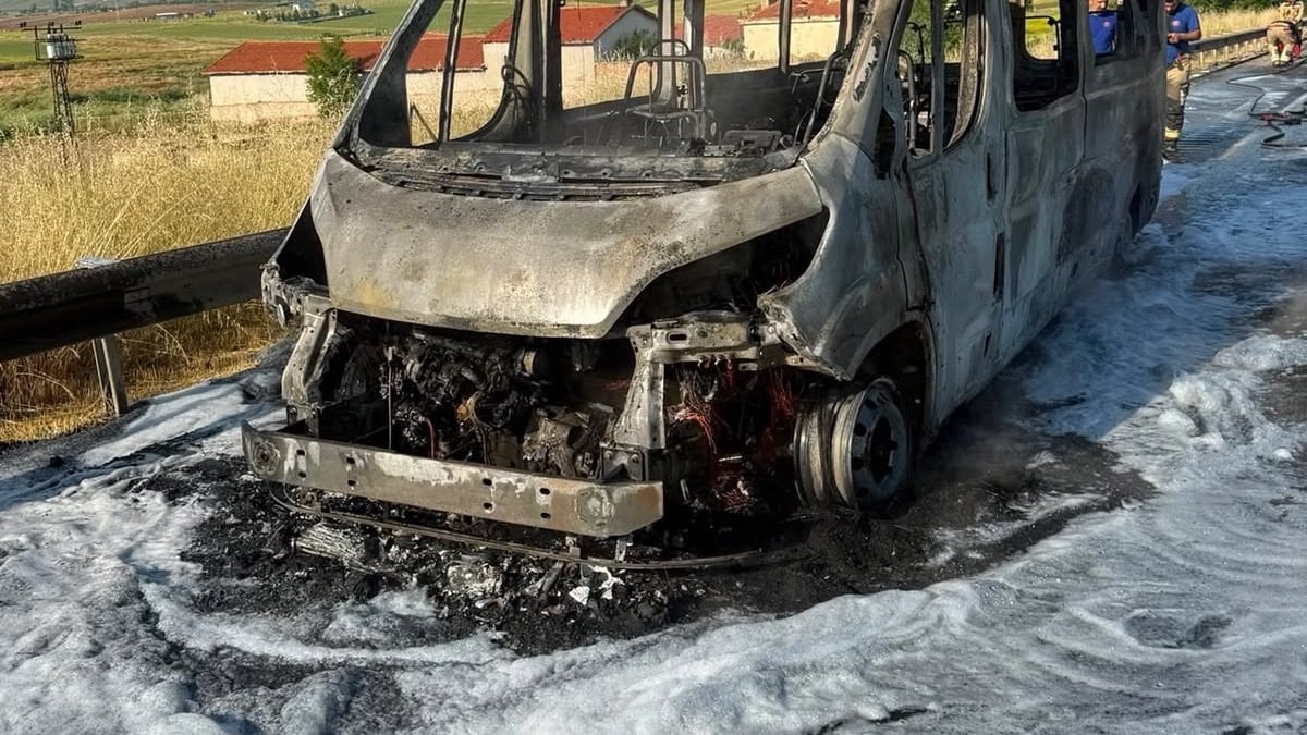 Ankara’da işçi servisi yandı