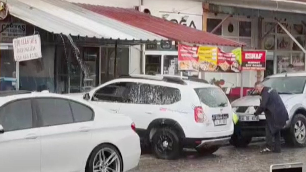 Ankara’da yağmuru fırsat bilen bir vatandaş arabasını yıkadı