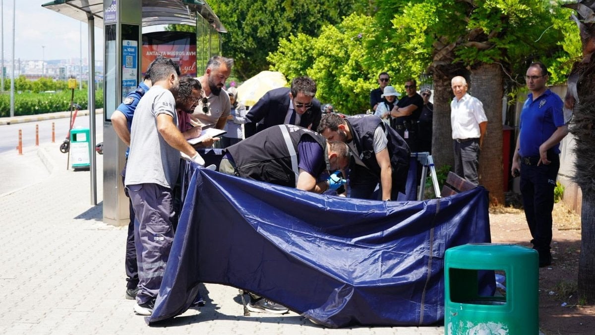 Antalya’da bir kişi otobüs beklediği durakta hayatını kaybetti