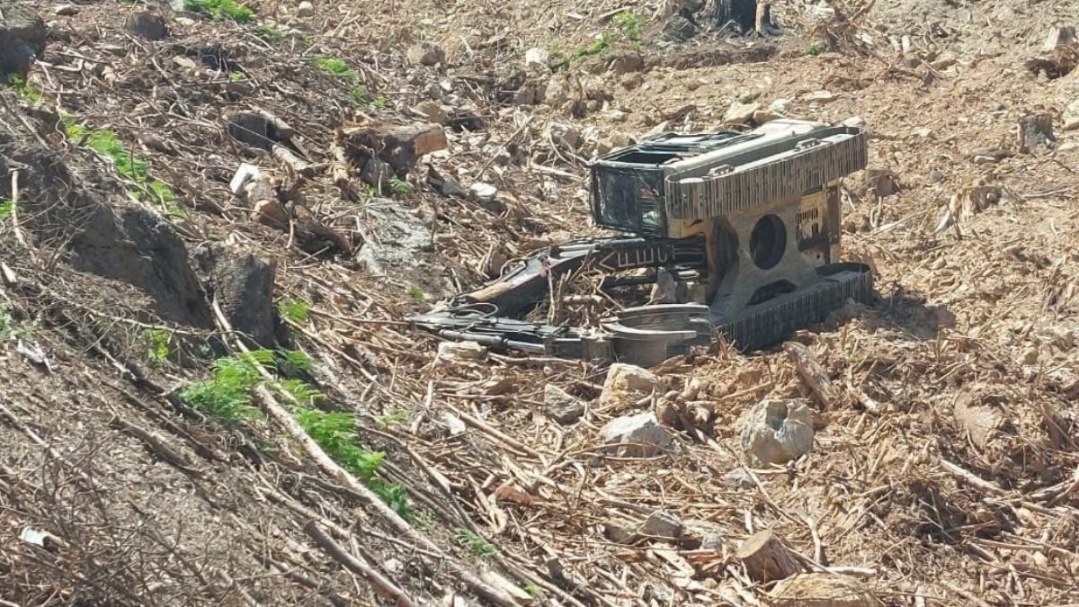 Antalya’da devrilen iş makinesinin altında kalan operatör hayatını kaybetti