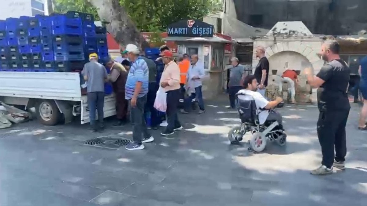 Antalya’da halde alıcı bulamadığı 4 ton domatesi vatandaşlara ücretsiz dağıttı