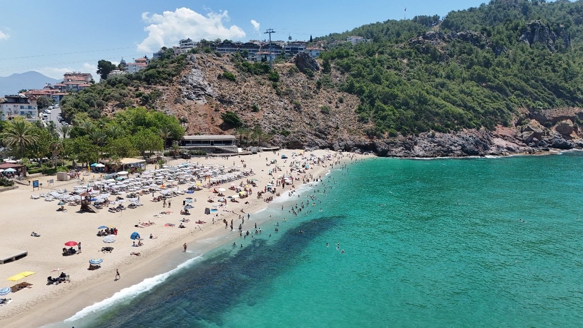 Antalya’ya sıcak havalar nedeniyle sahiller doldu