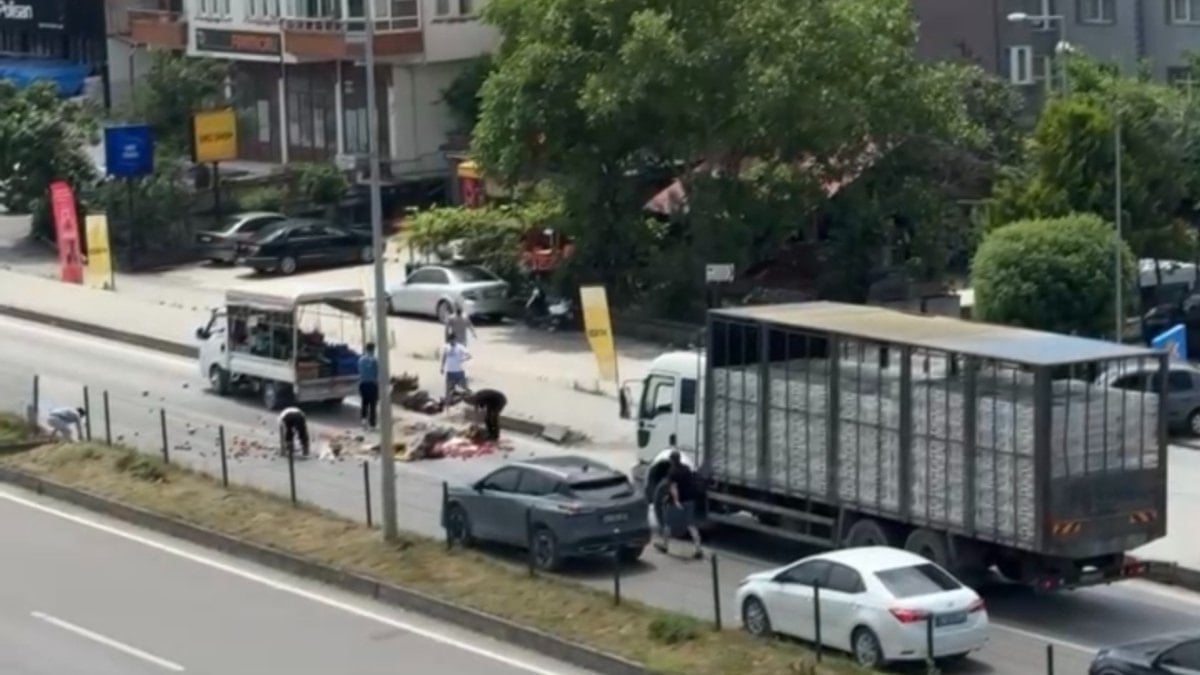 Bartın’da kamyonet kasasından saçılan sebzeleri, sürücüler topladı