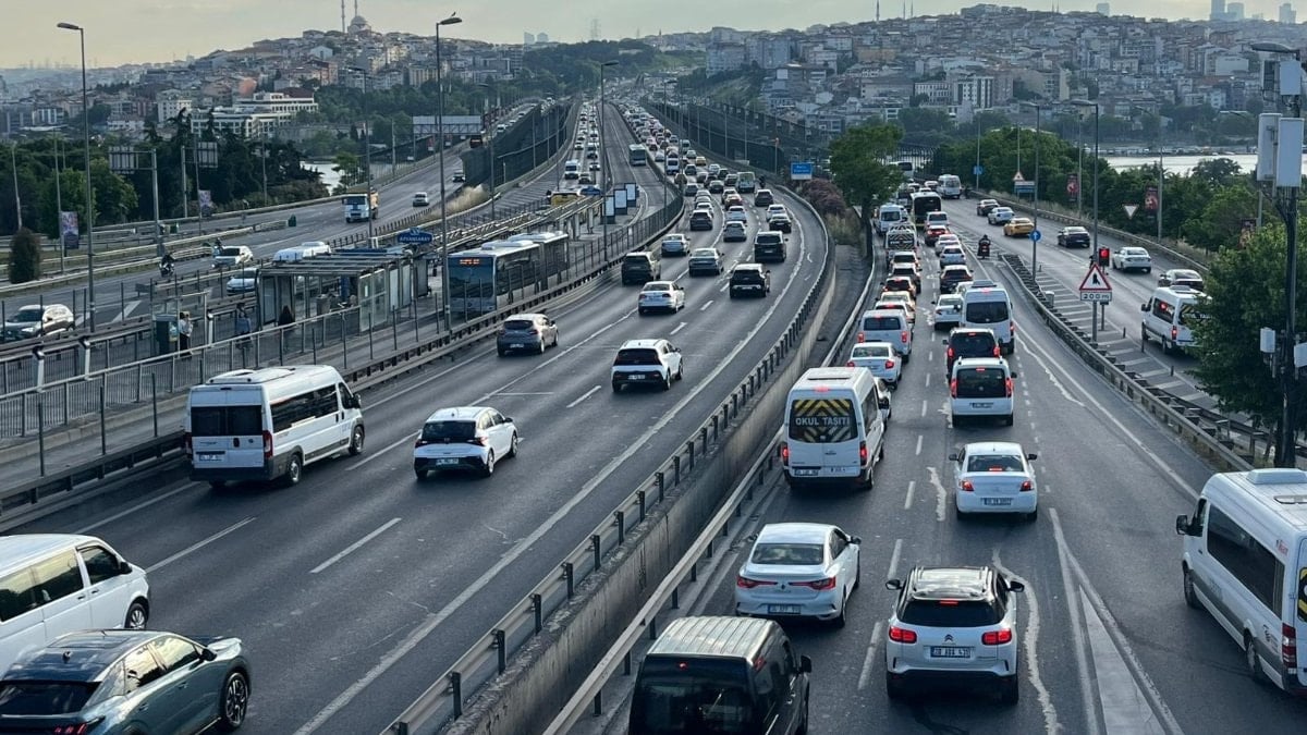 Bayram dönüşü İstanbul trafiği kilitlendi