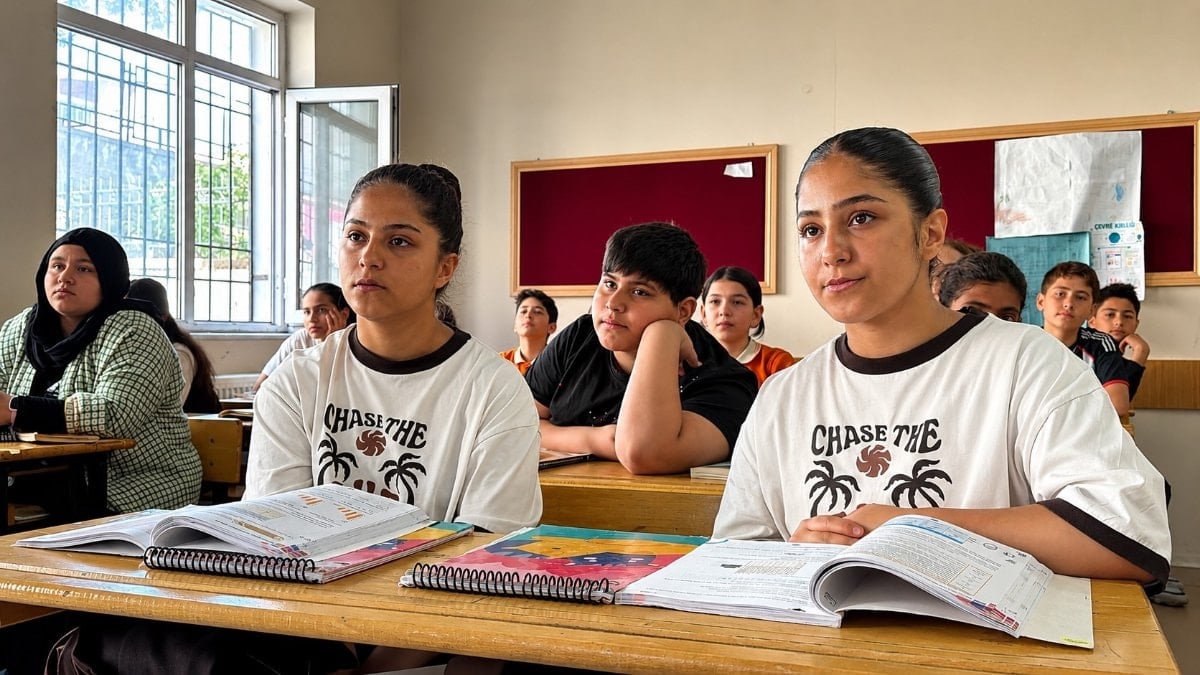 Bitlis’te ikiz kardeşler lisede de ayrılmak istemiyor