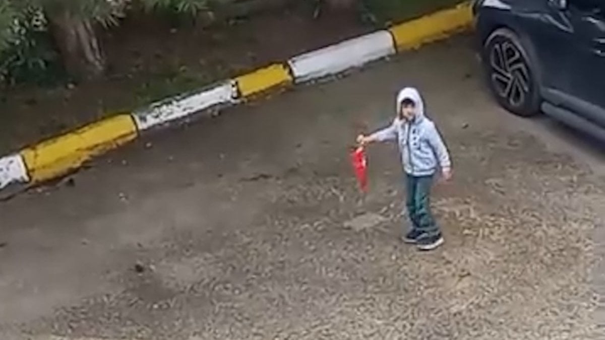 Bolu’da 5 yaşındaki çocuk yerde gördüğü Türk bayrağını koşarak kaldırdı
