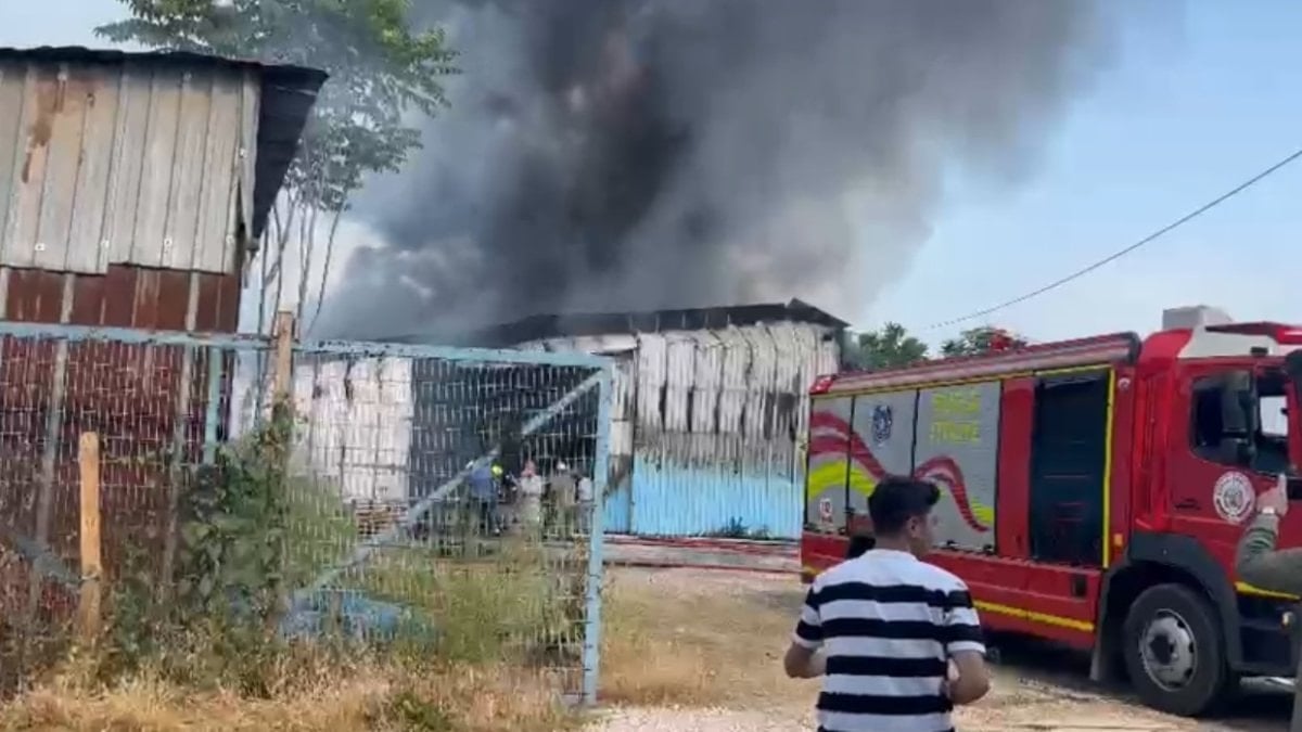 Bursa’da boya imalathanesinde yangın