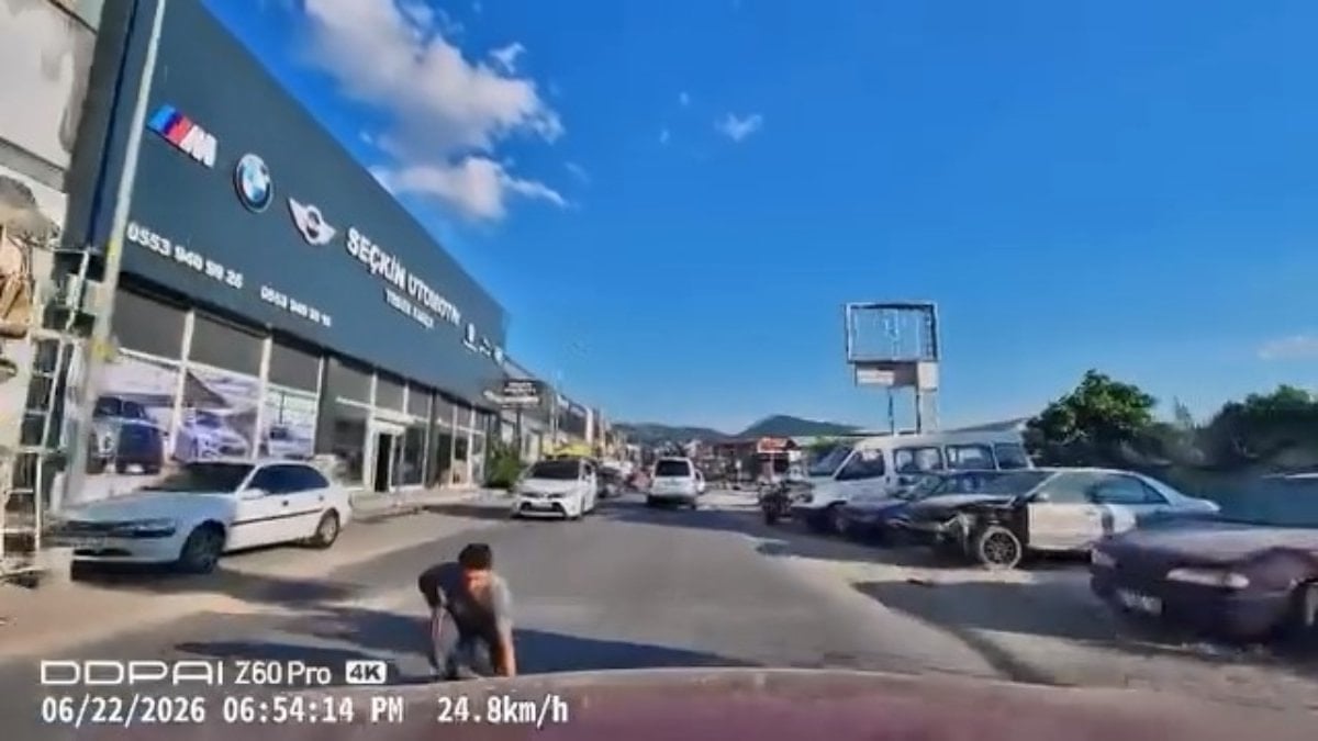 Bursa’da yola düşen eşyasını alırken ölümden döndü