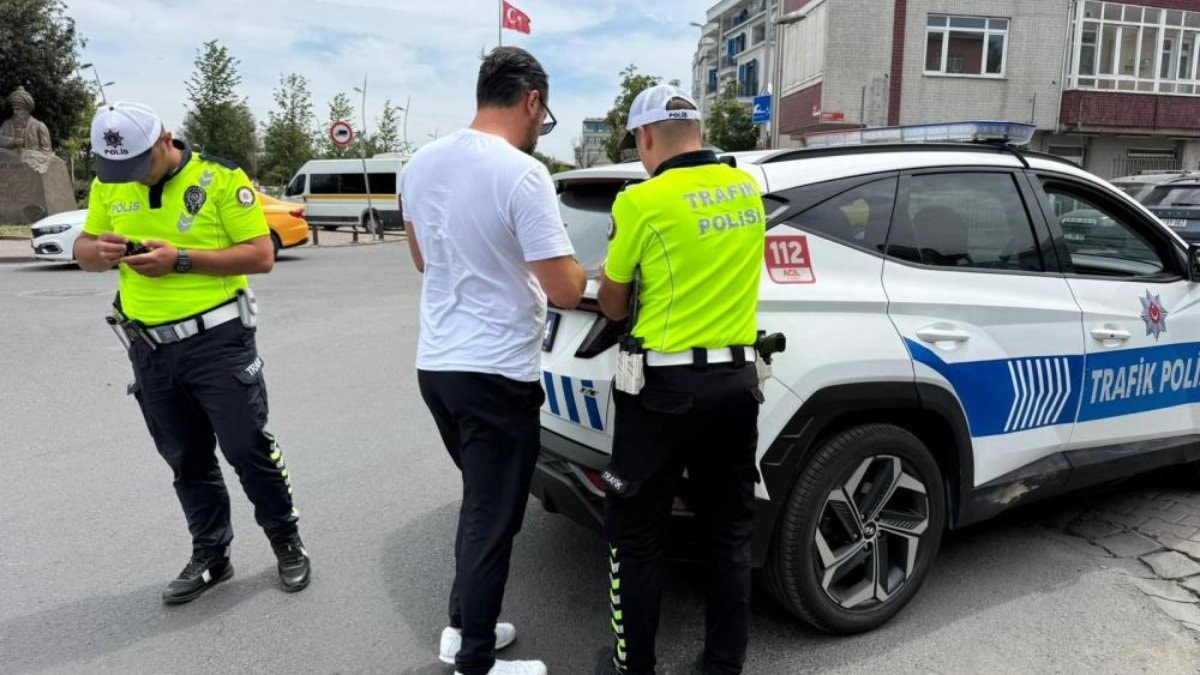 Büyükçekmece’de abart egzozlu aracın sürücüsü ehliyetsiz çıktı: 266 bin lira ceza yazıldı