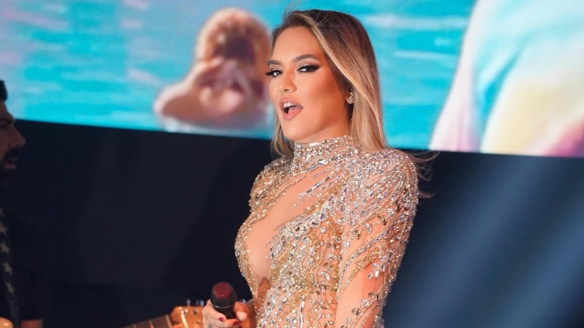 Demet Akalın yaz sezonunu Bodrum’da açtı Bikinili pozuna beğeni yağdı