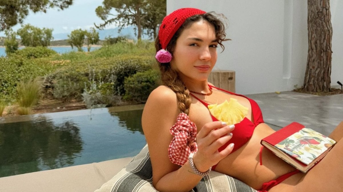 Ebru Şahin eşi Cedi Osman’la tatile çıktı! Kırmızı bikinisiyle verdiği pozlar beğeni topladı