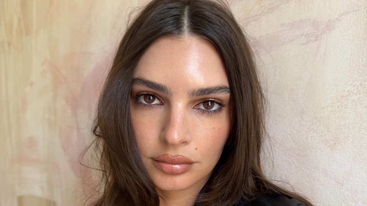 Emily Ratajkowski’den yeni pozlar