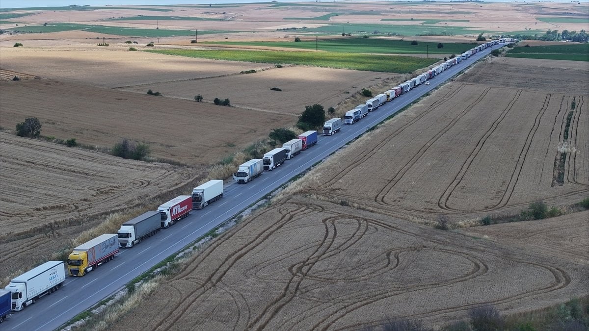 Hamzabeyli Sınır Kapısı’nda 23 kilometrelik tır kuyruğu oluştu