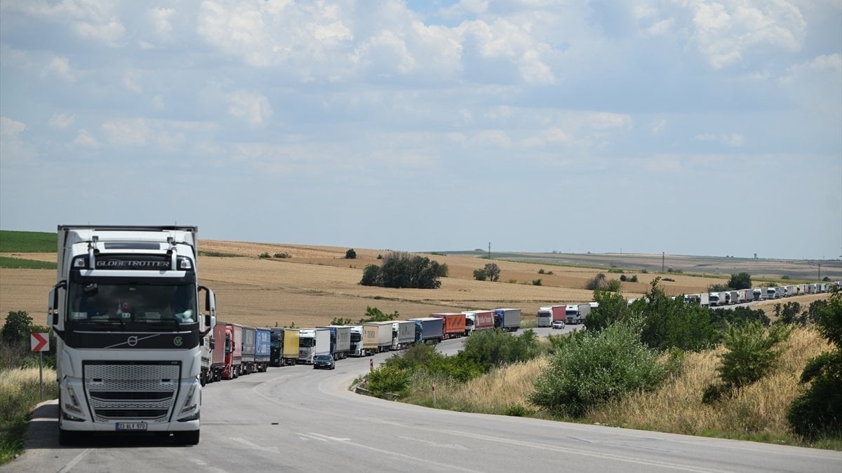 Hamzabeyli Sınır Kapısı’nda oluşan 23 kilometrelik tır kuyruğu havadan görüntülendi