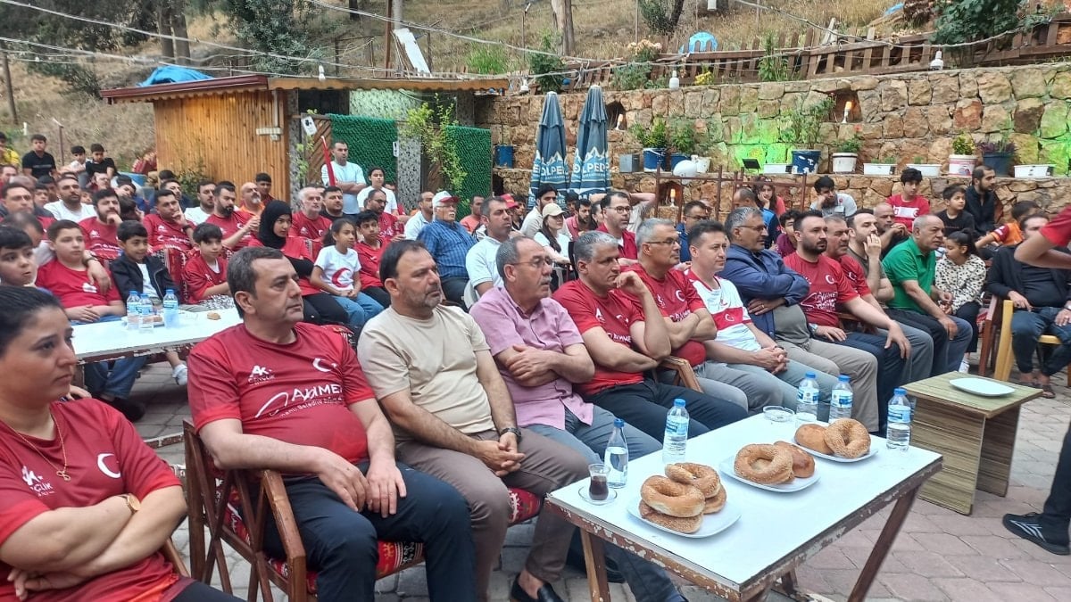 Hatay’da milli maç heyecanı yağmura rağmen sürdü