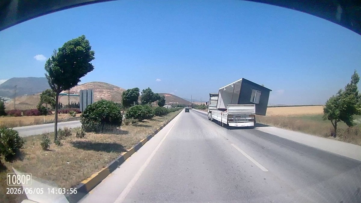 Hatay’da tırda taşınan konteyner uçtu