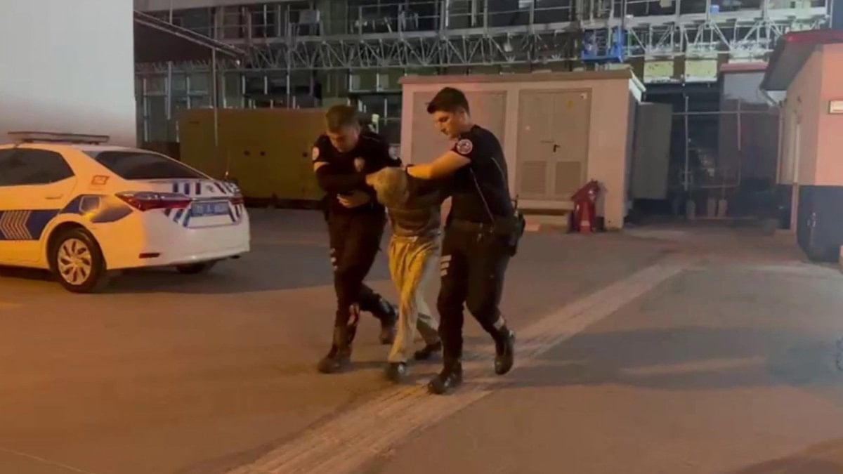Hatay’da uyuşturucuyu bantla beline ve bacaklarına saran zehir taciri hayrete düşürdü