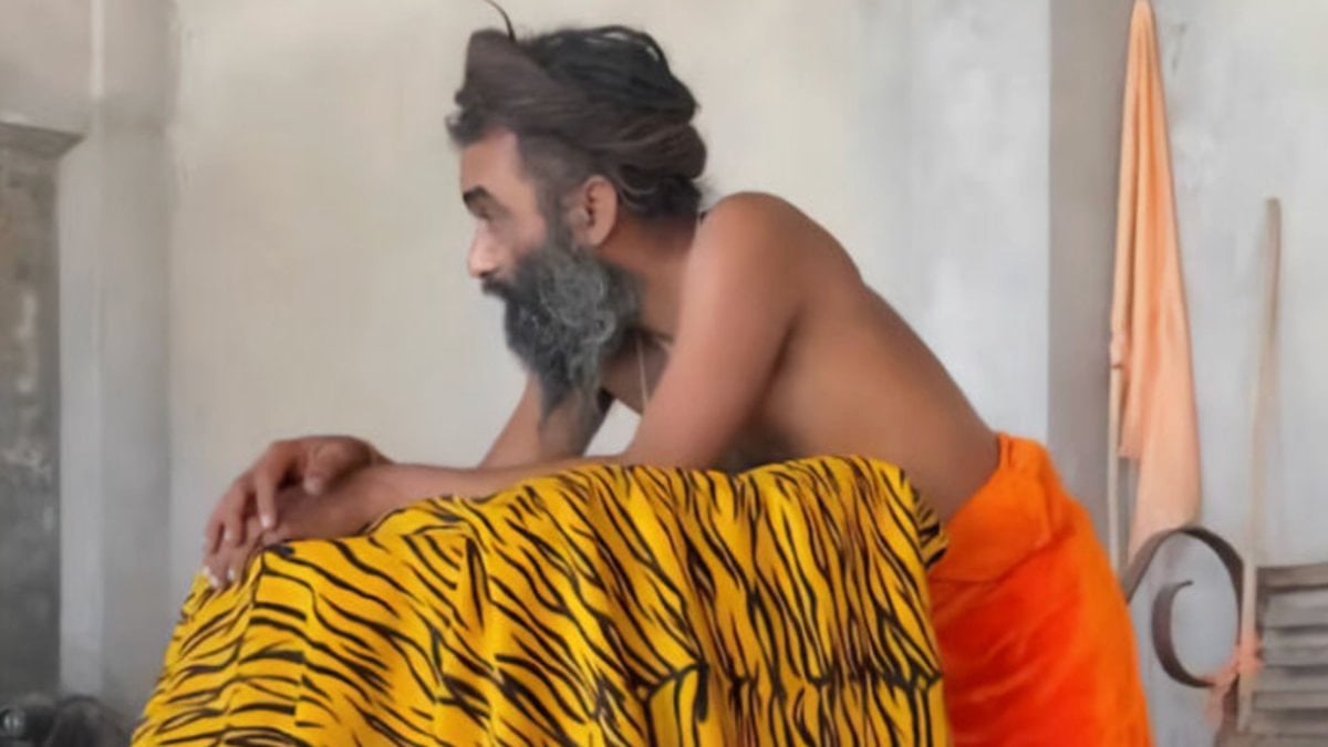 Hindistan’da bir adam, inandığı tanrıyı görebilmek için 12 yıldır ayakta duruyor